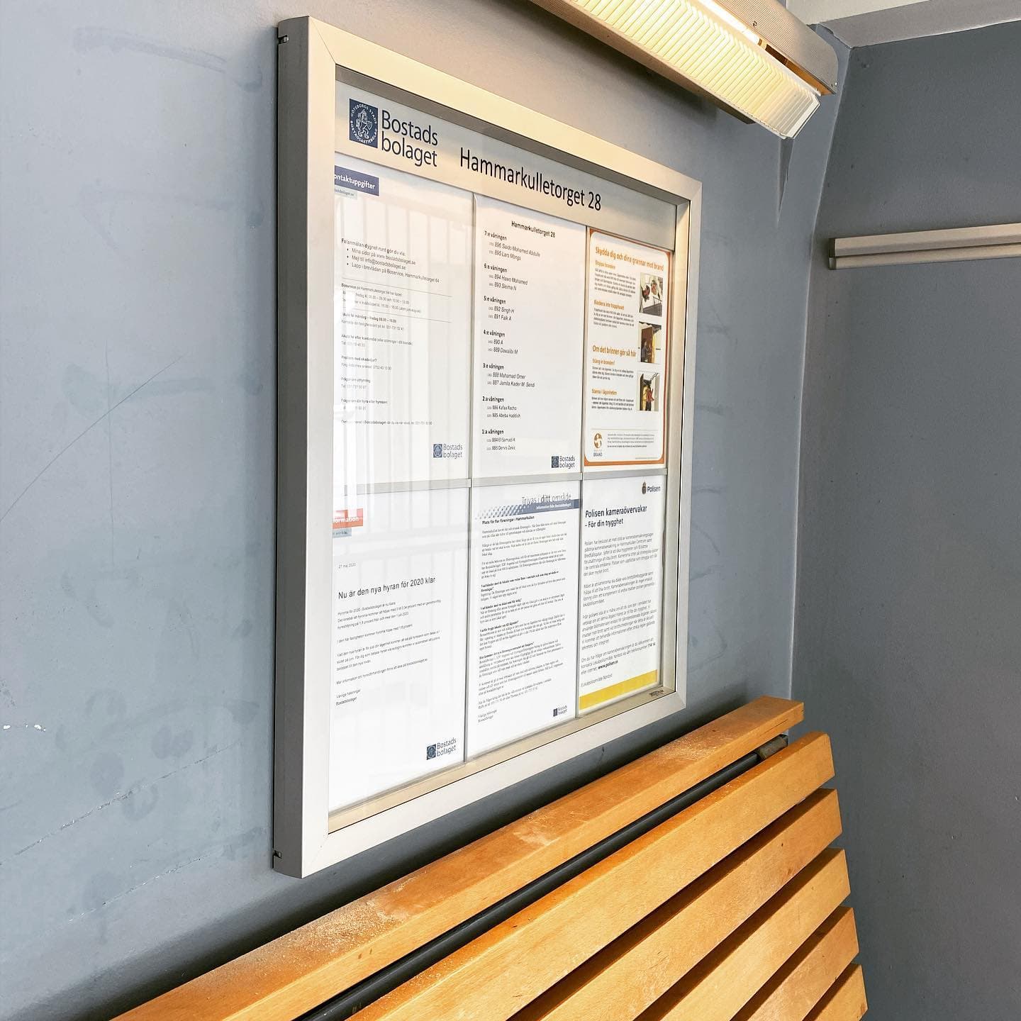 Skyltskåp och anslagstavlor